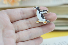 Lade das Bild in den Galerie-Viewer, Holz Pin - Eselspinguin - Pinguin Anstecknadel - Brosche - Eigene Illustration