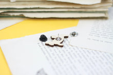 Lade das Bild in den Galerie-Viewer, Holz Pin - Eselspinguin - Pinguin Anstecknadel - Brosche - Eigene Illustration