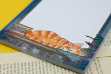 Lade das Bild in den Galerie-Viewer, Notizblock - Schlafende Katze zwischen Büchern - Briefpapier - DIN A5 - 50 Seiten - liniert