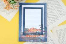 Lade das Bild in den Galerie-Viewer, Notizblock - Schlafende Katze zwischen Büchern - Briefpapier - DIN A5 - 50 Seiten - liniert