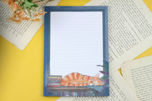 Lade das Bild in den Galerie-Viewer, Notizblock - Schlafende Katze zwischen Büchern - Briefpapier - DIN A5 - 50 Seiten - liniert