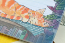 Lade das Bild in den Galerie-Viewer, Notizblock - Schlafende Katze zwischen Büchern - Briefpapier - DIN A5 - 50 Seiten - liniert
