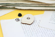 Lade das Bild in den Galerie-Viewer, Holz Pin - Fuchs mit Glühwürmchen im Wald - Fuchs Anstecknadel - Brosche - Eigene Illustration