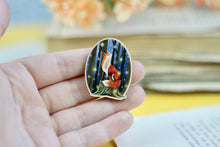 Lade das Bild in den Galerie-Viewer, Holz Pin - Fuchs mit Glühwürmchen im Wald - Fuchs Anstecknadel - Brosche - Eigene Illustration