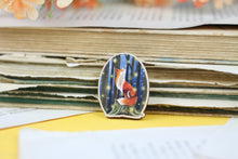 Lade das Bild in den Galerie-Viewer, Holz Pin - Fuchs mit Glühwürmchen im Wald - Fuchs Anstecknadel - Brosche - Eigene Illustration