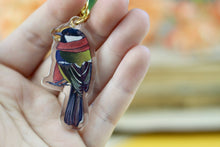 Lade das Bild in den Galerie-Viewer, Acryl Schlüsselanhänger - Kohlmeise mit Schal - Vogel Anhänger - mit Epoxy - Eigene Illustration