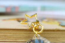 Lade das Bild in den Galerie-Viewer, Acryl Schlüsselanhänger - Fuchs mit Glühwürmchen im Wald - mit Epoxy