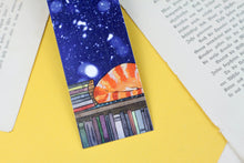 Lade das Bild in den Galerie-Viewer, Lesezeichen - Schlafende Katze zwischen Büchern - Rote Katze - Aquarell Illustration