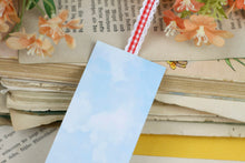 Lade das Bild in den Galerie-Viewer, Lesezeichen - Weiße Katze mit Mohnblumen - Aquarell Illustration