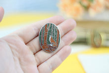 Lade das Bild in den Galerie-Viewer, Emaille Pin - Fuchs mit Glühwürmchen - Naturfarben - Silber oder Gold