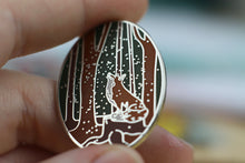 Lade das Bild in den Galerie-Viewer, Emaille Pin - Fuchs mit Glühwürmchen - Naturfarben - Silber oder Gold