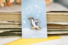 Lade das Bild in den Galerie-Viewer, Holz Pin - Eselspinguin - Pinguin Anstecknadel - Brosche - Eigene Illustration