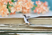 Lade das Bild in den Galerie-Viewer, Holz Pin - Eselspinguin - Pinguin Anstecknadel - Brosche - Eigene Illustration