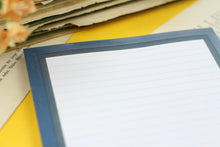 Lade das Bild in den Galerie-Viewer, Notizblock - Schlafende Katze zwischen Büchern - Briefpapier - DIN A5 - 50 Seiten - liniert