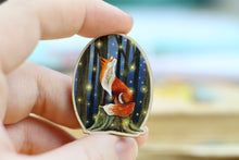 Lade das Bild in den Galerie-Viewer, Holz Pin - Fuchs mit Glühwürmchen im Wald - Fuchs Anstecknadel - Brosche - Eigene Illustration