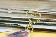 Lade das Bild in den Galerie-Viewer, Acryl Schlüsselanhänger - Kohlmeise mit Schal - Vogel Anhänger - mit Epoxy - Eigene Illustration