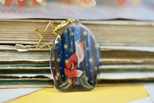 Lade das Bild in den Galerie-Viewer, Acryl Schlüsselanhänger - Fuchs mit Glühwürmchen im Wald - mit Epoxy