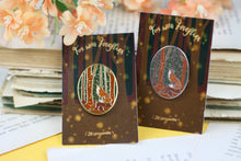 Lade das Bild in den Galerie-Viewer, Emaille Pin - Fuchs mit Glühwürmchen - Naturfarben - Silber oder Gold