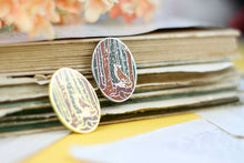 Lade das Bild in den Galerie-Viewer, Emaille Pin - Fuchs mit Glühwürmchen - Naturfarben - Silber oder Gold