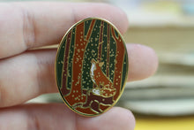 Lade das Bild in den Galerie-Viewer, Emaille Pin - Fuchs mit Glühwürmchen - Naturfarben - Silber oder Gold