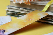 Lade das Bild in den Galerie-Viewer, Lesezeichen - Amsel in Hand - Be gentle - Eigene Illustration - Mit Band