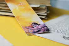 Lade das Bild in den Galerie-Viewer, Lesezeichen - Amsel in Hand - Be gentle - Eigene Illustration - Mit Band