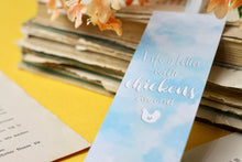 Lade das Bild in den Galerie-Viewer, Lesezeichen - Hahn und Henne mit Küken - Mit Spruch - Eigene Illustrationen - Mit Band