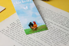 Lade das Bild in den Galerie-Viewer, Lesezeichen - Hahn und Henne mit Küken - Mit Spruch - Eigene Illustrationen - Mit Band