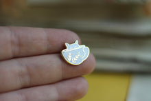 Lade das Bild in den Galerie-Viewer, Emaille Pin - Minipin - cat in a cup - Weiß - Niedliche Anstecknadel mit Katze