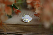 Lade das Bild in den Galerie-Viewer, Emaille Pin - Minipin - cat in a cup - Weiß - Niedliche Anstecknadel mit Katze