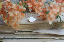 Lade das Bild in den Galerie-Viewer, Emaille Pin - Minipin - cat in a cup - Weiß - Niedliche Anstecknadel mit Katze