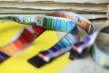Lade das Bild in den Galerie-Viewer, Schlüsselband - Regenbogen Bücherregal - Sicherheitsverschluss - Eigene Illustrationen