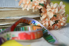 Lade das Bild in den Galerie-Viewer, Schlüsselband - Regenbogen Bücherregal - Sicherheitsverschluss - Eigene Illustrationen