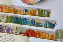 Lade das Bild in den Galerie-Viewer, Regenbogen Bücherregal Washi Tape - 1,5cm x 10m - Handgemalte Originalkunst - Eigene Illustration - Ideales Geschenk für Leseratten