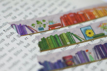 Lade das Bild in den Galerie-Viewer, Regenbogen Bücherregal Washi Tape - 1,5cm x 10m - Handgemalte Originalkunst - Eigene Illustration - Ideales Geschenk für Leseratten