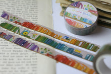 Lade das Bild in den Galerie-Viewer, Regenbogen Bücherregal Washi Tape - 1,5cm x 10m - Handgemalte Originalkunst - Eigene Illustration - Ideales Geschenk für Leseratten
