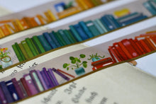 Lade das Bild in den Galerie-Viewer, Regenbogen Bücherregal Washi Tape - 1,5cm x 10m - Handgemalte Originalkunst - Eigene Illustration - Ideales Geschenk für Leseratten