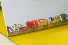 Lade das Bild in den Galerie-Viewer, Kleiner Notizblock - Regenbogen Bücherregal - Blanko - A7 - 50 Seiten