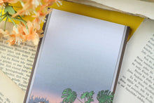 Lade das Bild in den Galerie-Viewer, Notizblock - Schlafender Hund mit Monstera - A6 - 50 Seiten - punktkariert - Notizzettel