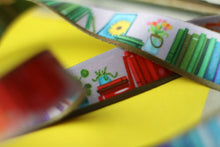 Lade das Bild in den Galerie-Viewer, Schlüsselband - Regenbogen Bücherregal - Sicherheitsverschluss - Eigene Illustrationen