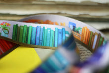 Lade das Bild in den Galerie-Viewer, Schlüsselband - Regenbogen Bücherregal - Sicherheitsverschluss - Eigene Illustrationen