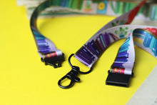 Lade das Bild in den Galerie-Viewer, Schlüsselband - Regenbogen Bücherregal - Sicherheitsverschluss - Eigene Illustrationen