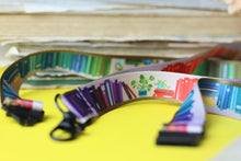 Lade das Bild in den Galerie-Viewer, Schlüsselband - Regenbogen Bücherregal - Sicherheitsverschluss - Eigene Illustrationen