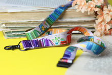 Lade das Bild in den Galerie-Viewer, Schlüsselband - Regenbogen Bücherregal - Sicherheitsverschluss - Eigene Illustrationen