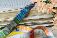 Lade das Bild in den Galerie-Viewer, Schlüsselband - Regenbogen Bücherregal - Sicherheitsverschluss - Eigene Illustrationen