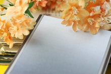 Lade das Bild in den Galerie-Viewer, Notizblock - Schlafender Hund mit Monstera - A6 - 50 Seiten - punktkariert - Notizzettel