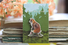 Lade das Bild in den Galerie-Viewer, Holz Pin - Fuchs auf Baumstamm - Waldtier Anstecknadel - Brosche - Eigene Illustration