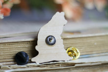 Lade das Bild in den Galerie-Viewer, Holz Pin - Fuchs auf Baumstamm - Waldtier Anstecknadel - Brosche - Eigene Illustration