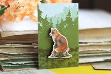 Lade das Bild in den Galerie-Viewer, Holz Pin - Fuchs auf Baumstamm - Waldtier Anstecknadel - Brosche - Eigene Illustration