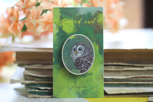 Lade das Bild in den Galerie-Viewer, Holz Pin - Streifenkauz - Waldtier / Vogel Anstecknadel - Brosche - Eigene Illustration